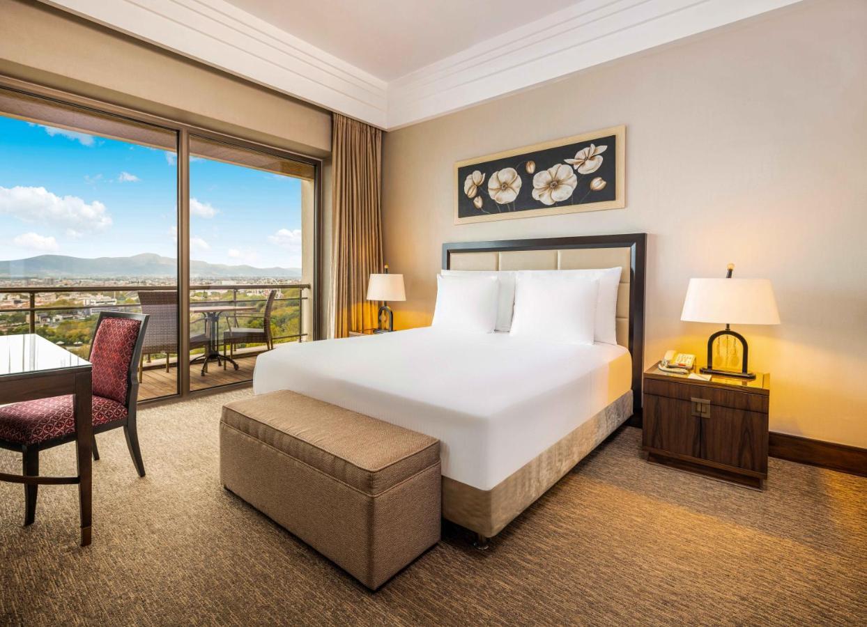Hotel Celik Palas Convention Center & Thermal Spa Bursa Esterno foto A bedroom at the Hilton Istanbul Bosphorus