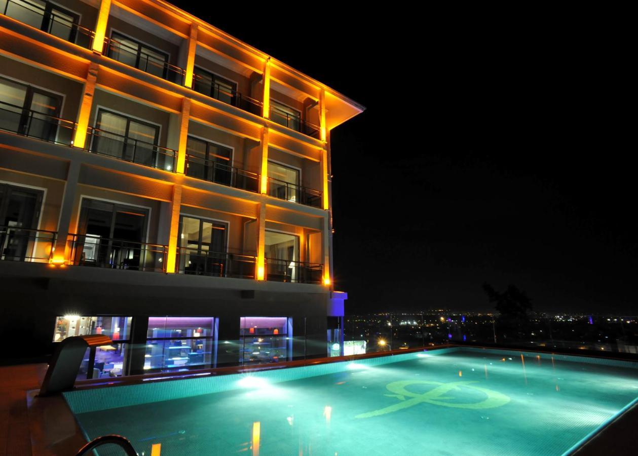 Hotel Celik Palas Convention Center & Thermal Spa Bursa Esterno foto The pool at the hotel